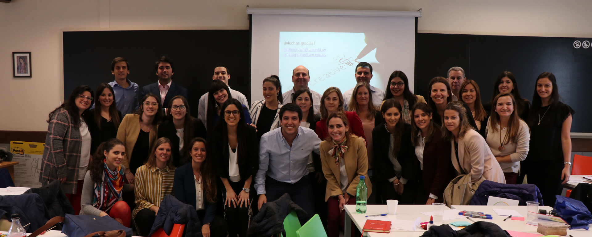 Representantes del Banco Santander y de Initium luego de taller de capacitación en la UM.