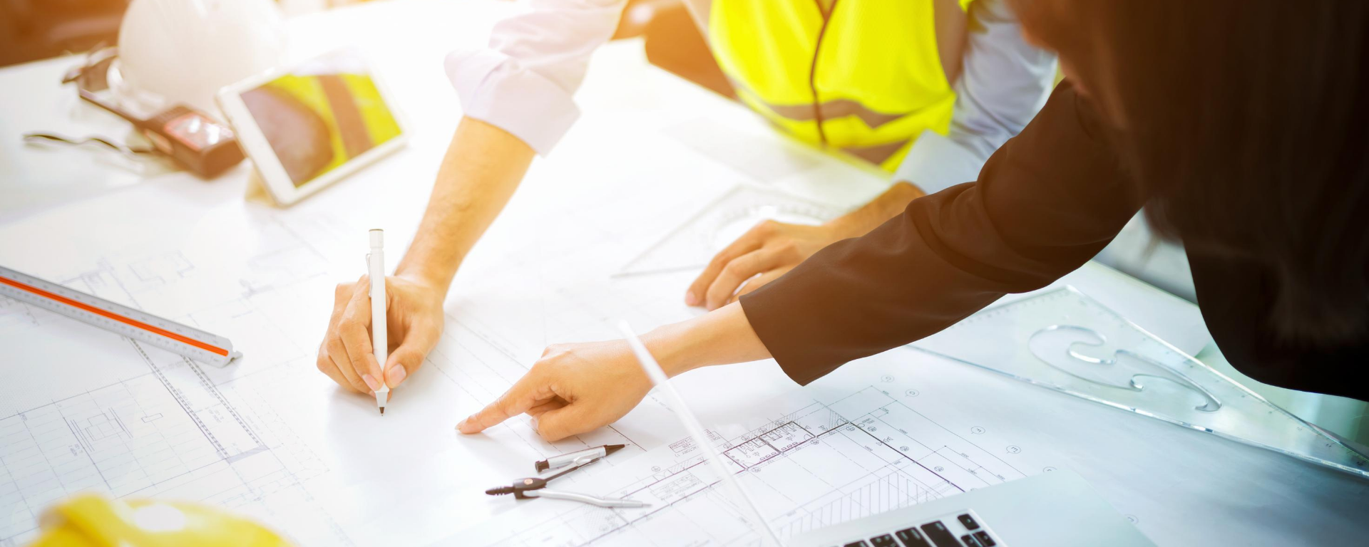 Agustina Berreta trabajaba en implementación y soporte de proyectos de telefonía en el momento de la entrevista. Ingenieros miran un plano.