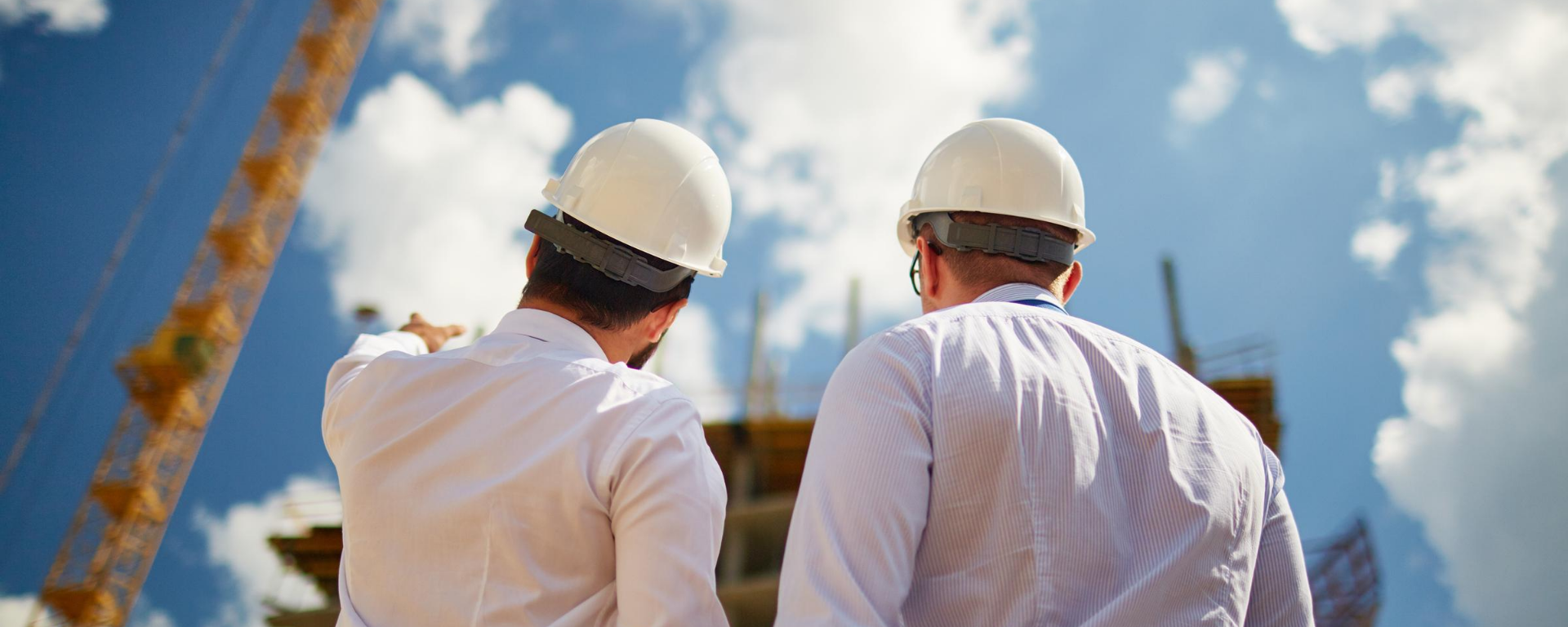 Francisco Olaizola trabajaba en la obra del World Trade Center IV en el momento de la entrevista. Dos ingenieros miran hacia una obra en construcción.