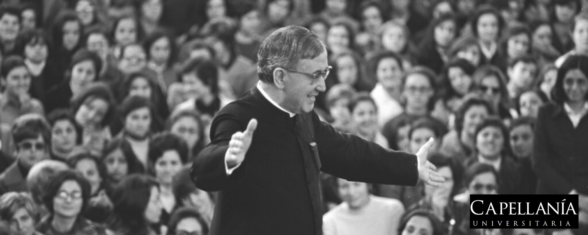 92 años de la Obra, foto de san Josemaría Escrivá de Balaguer entre la multitud