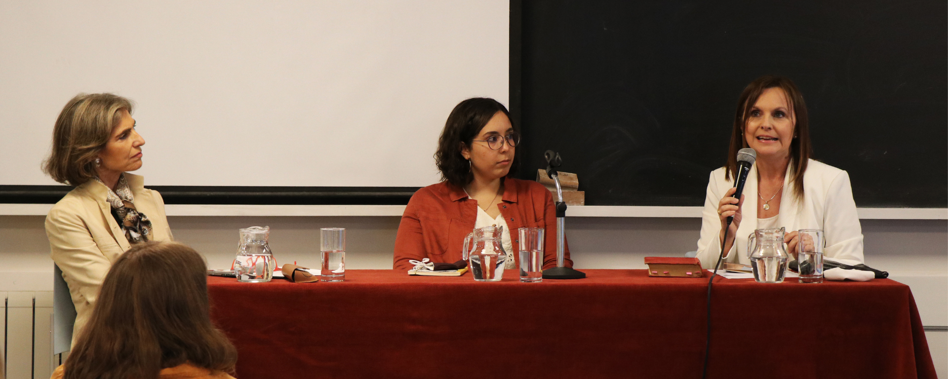 Luisa Peirano, María Eugenia Meneses y Claudia Amengual. Las traductoras del libro junto a la presentadora.