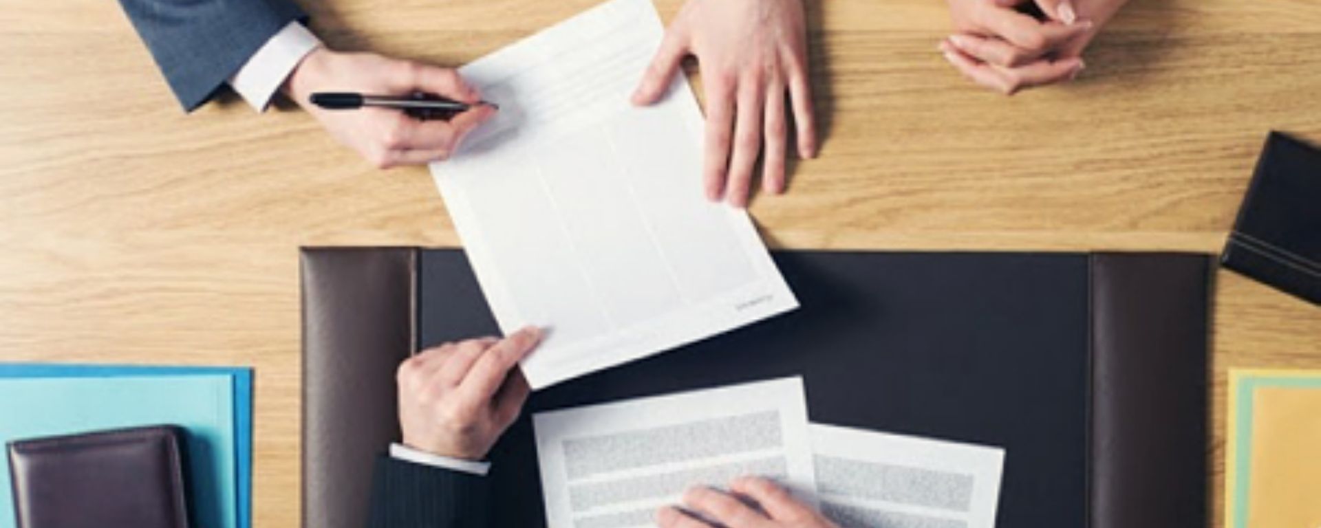 Manos firmando un contrato Manos firmando un contrato