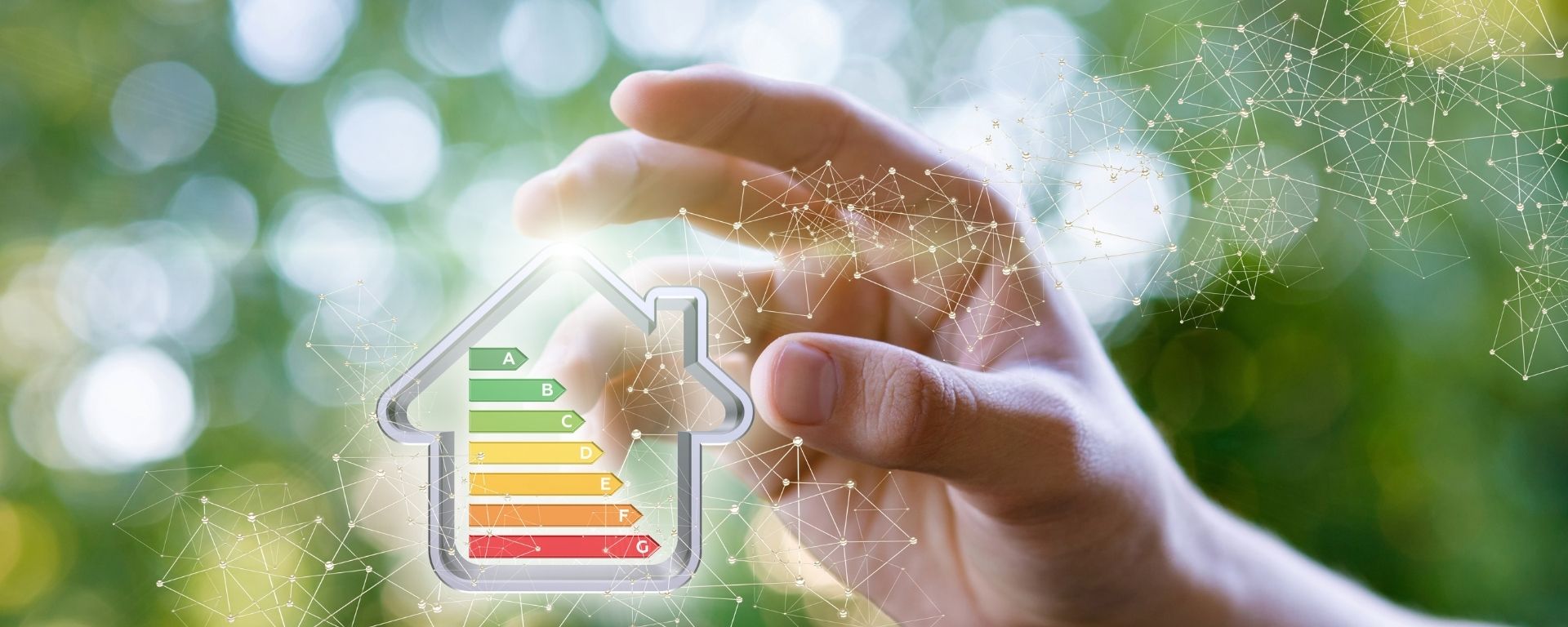 Eficiencia energética. Imagen de mano con un cuadro de consumo de energías