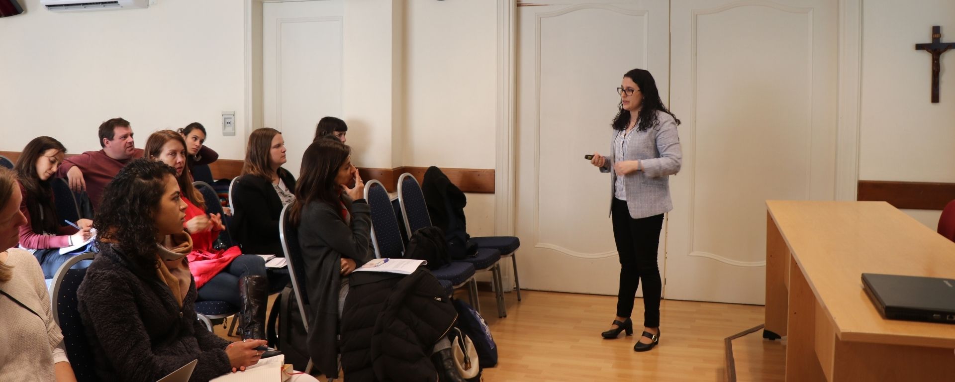 Docente dando el seminario