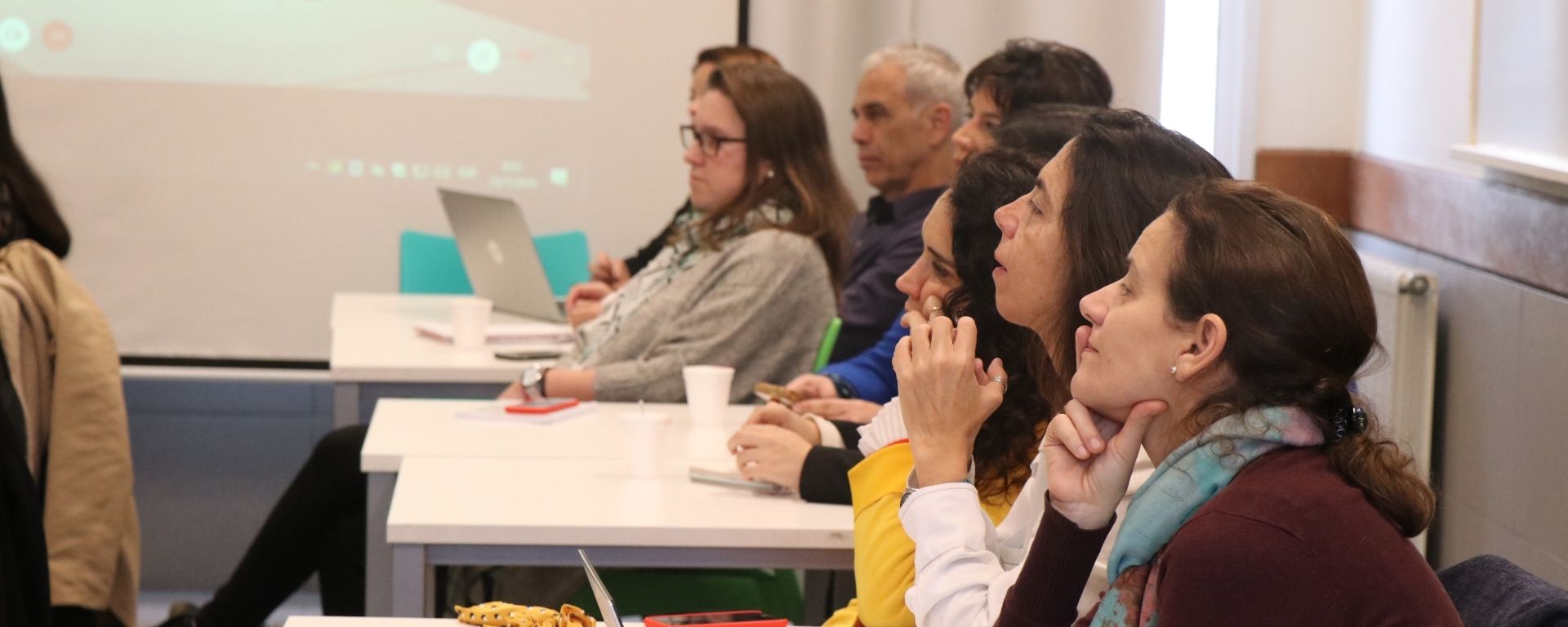 Participantes atentos a la conferencia Participantes atentos a la conferencia