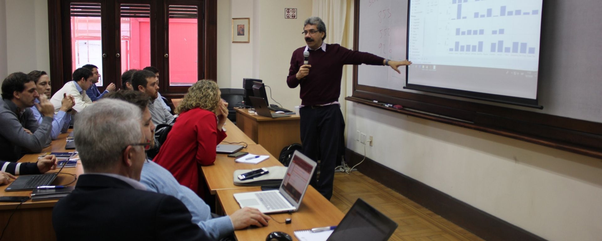 El Dr. Carlos Quintanilla dictando el curso