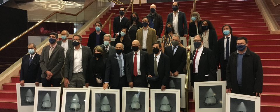 Científicos del GACH en el Sodre muestran cuadro entregado durante el homenaje.