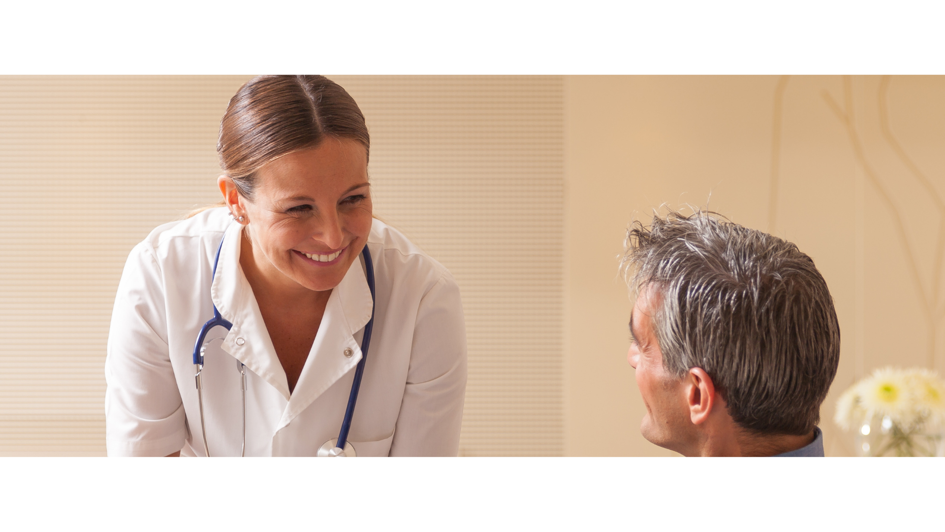 Doctora mira a paciente con una sonrisa