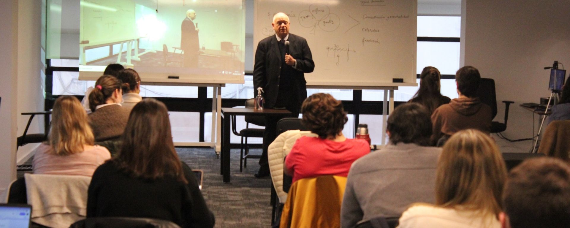 Dr. Ricardo Pérez Manrique en clase de FDER  