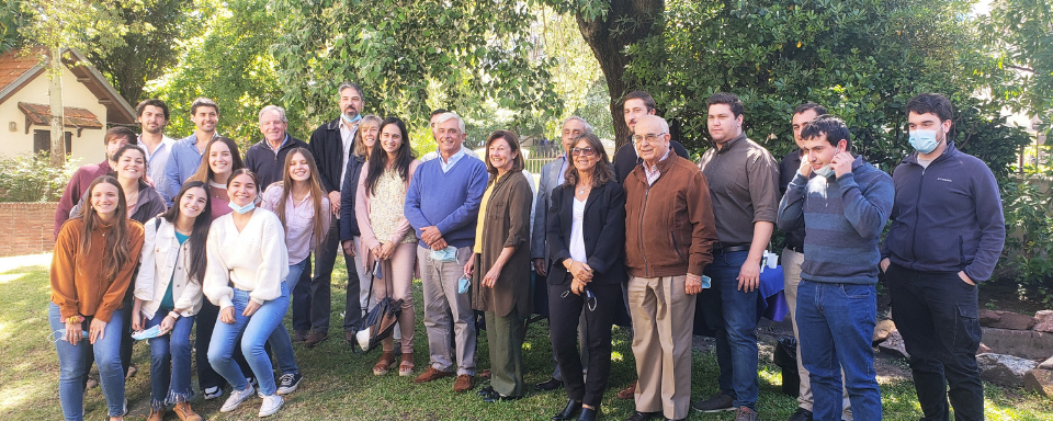 El Ing. Miguel Baldriz con alumnos y familiares