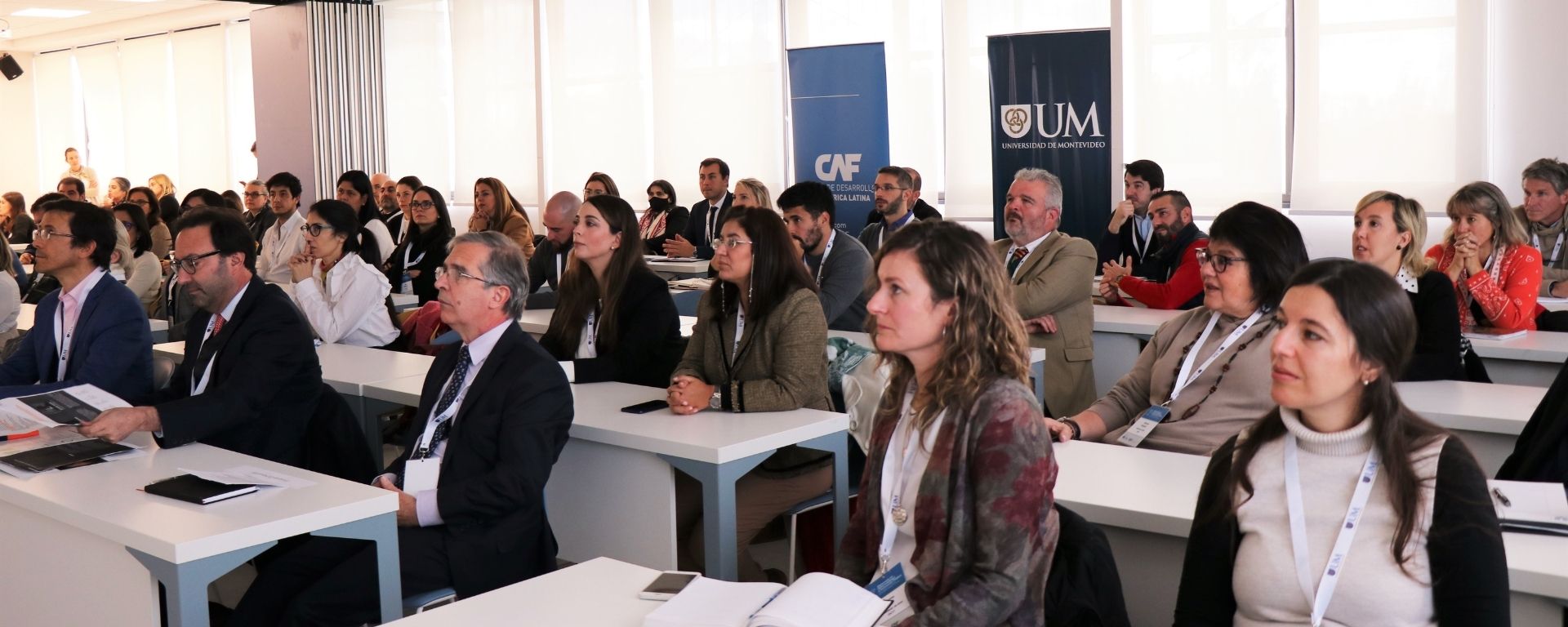 Salón repleto de alumnos el 31 de mayo, lanzamiento del Diploma de Gobernabilidad. Participantes y autoridades sentados en salón.