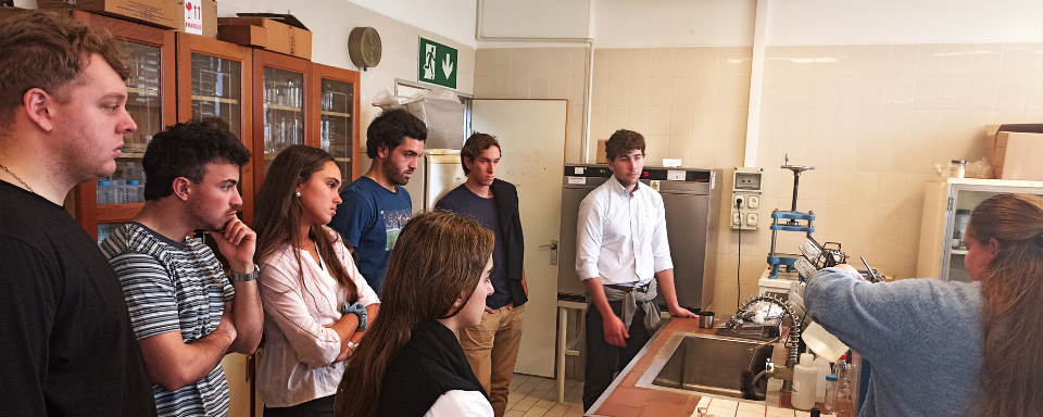 Alumnos de FIUM visitaron el departamento de Materiales y Productos Forestales del LATU