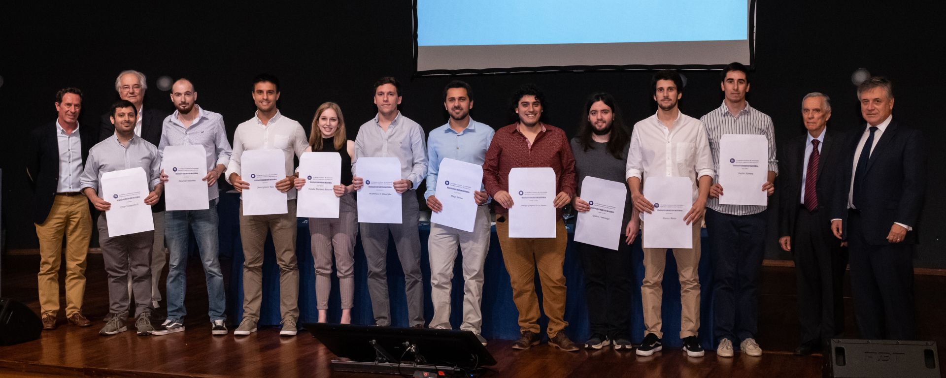 Premiados en categoría de proyectos de grado en Ingeniería, junto a autoridades de ANIU y ministro del MIEM