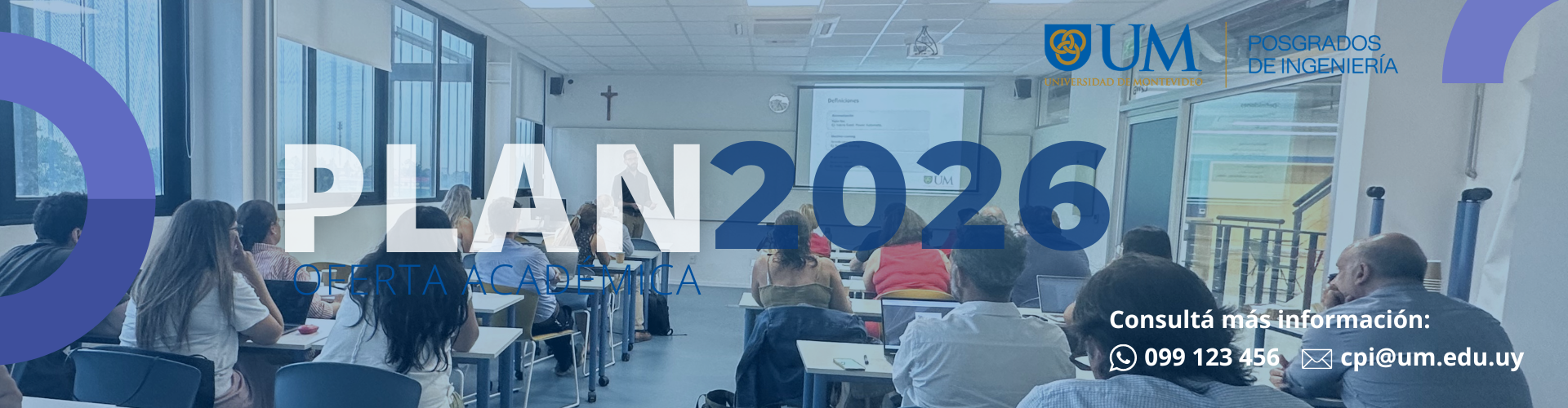 Personas en un salón de clases prestando atención a una clase