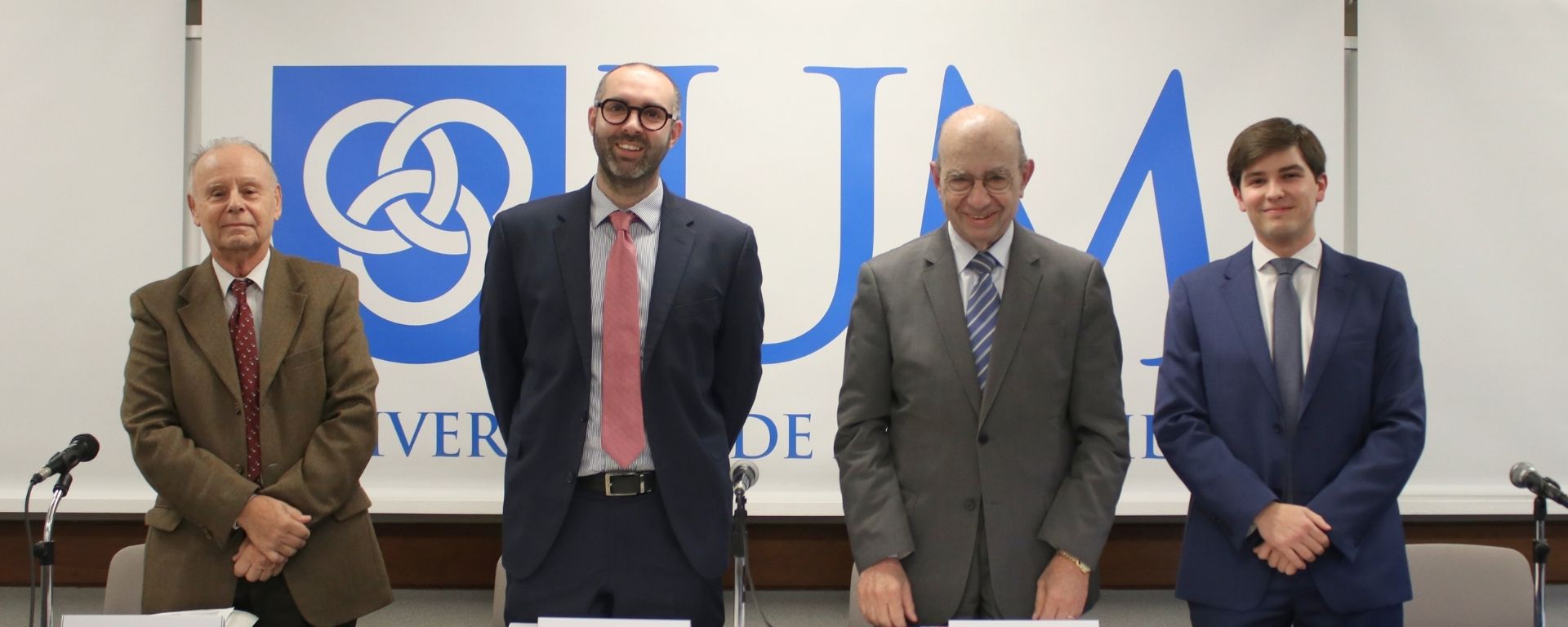 Procedimientos administrativos, digitalización e IA: los ejes de las Quintas Jornadas Montevideanas de Derecho Administrativo Prof. Dr. Mariano R. Brito Procedimientos administrativos, digitalización e IA: los ejes de las Quintas Jornadas Montevideanas de Derecho Administrativo Prof. Dr. Mariano R. Brito