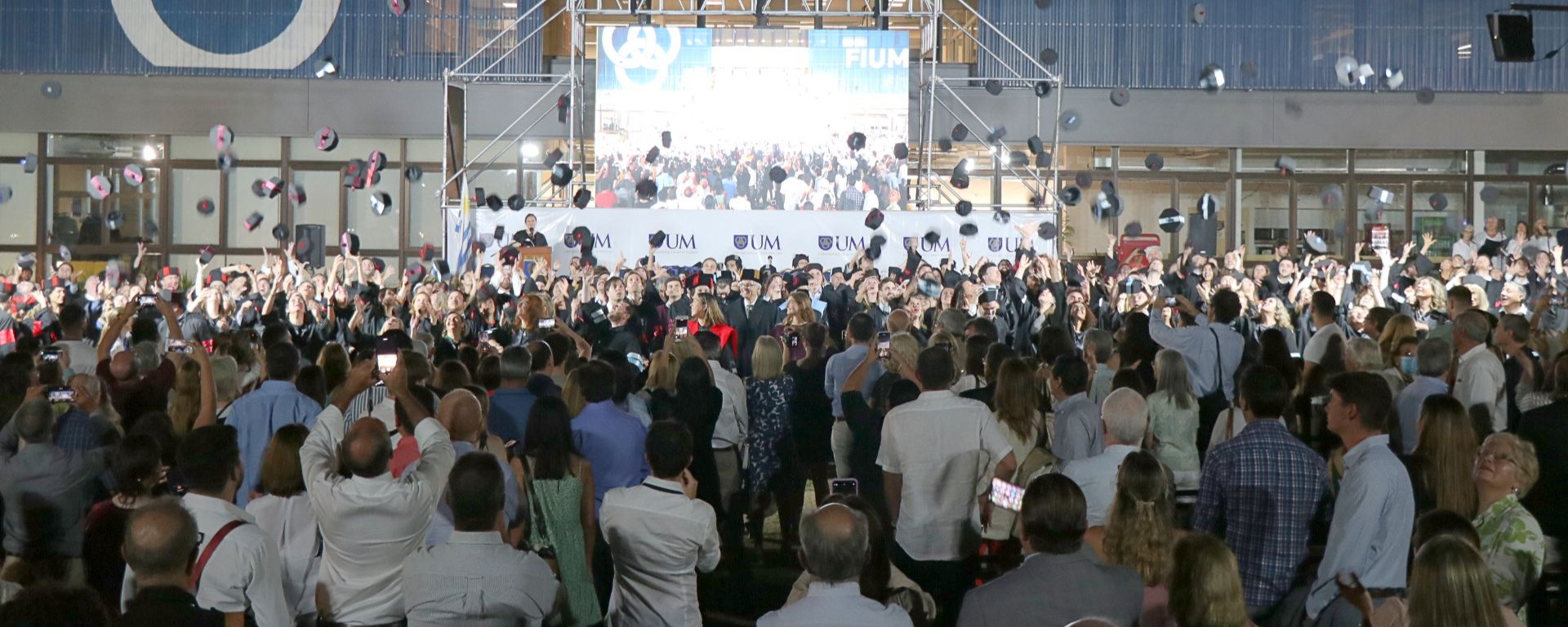 Alumnos graduados lanzan el birrete al aire post ceremonia