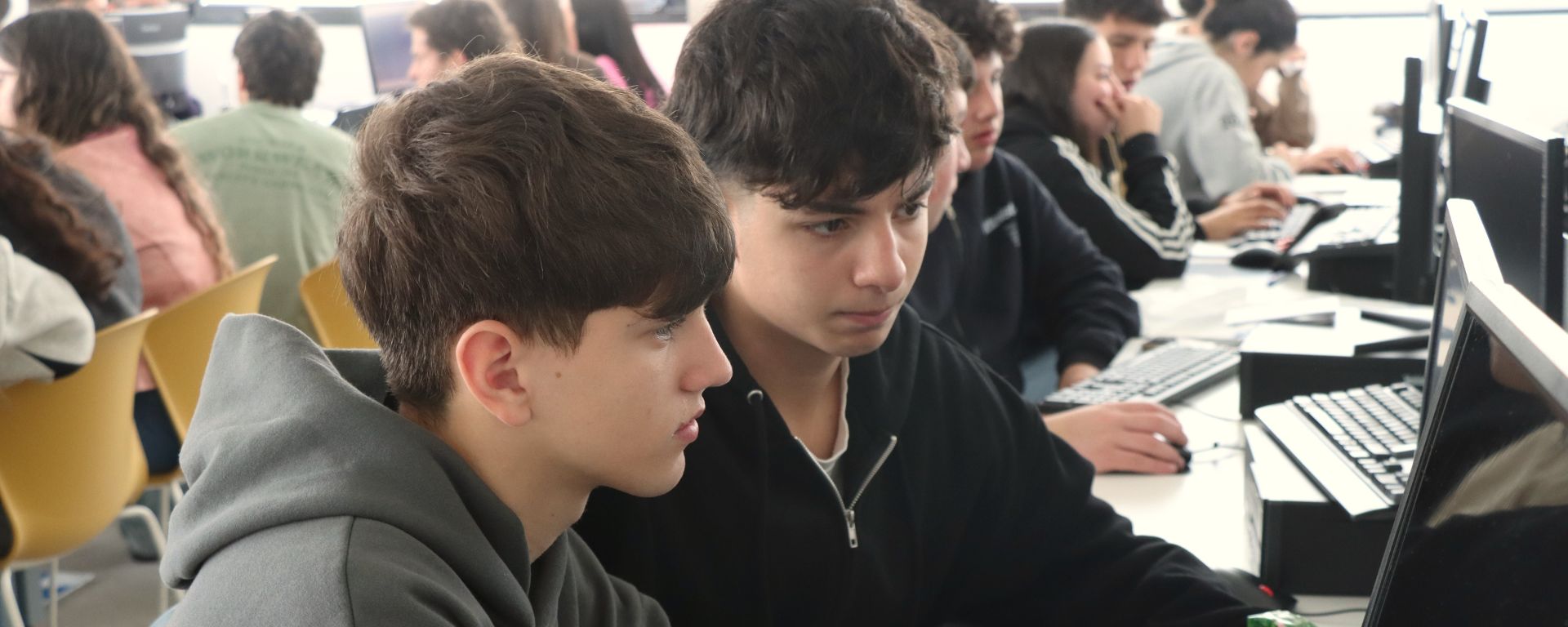 Preuniversitarios desarrollaron soluciones para mejorar las rutas de Uruguay en el Challenge UM de inteligencia artificial