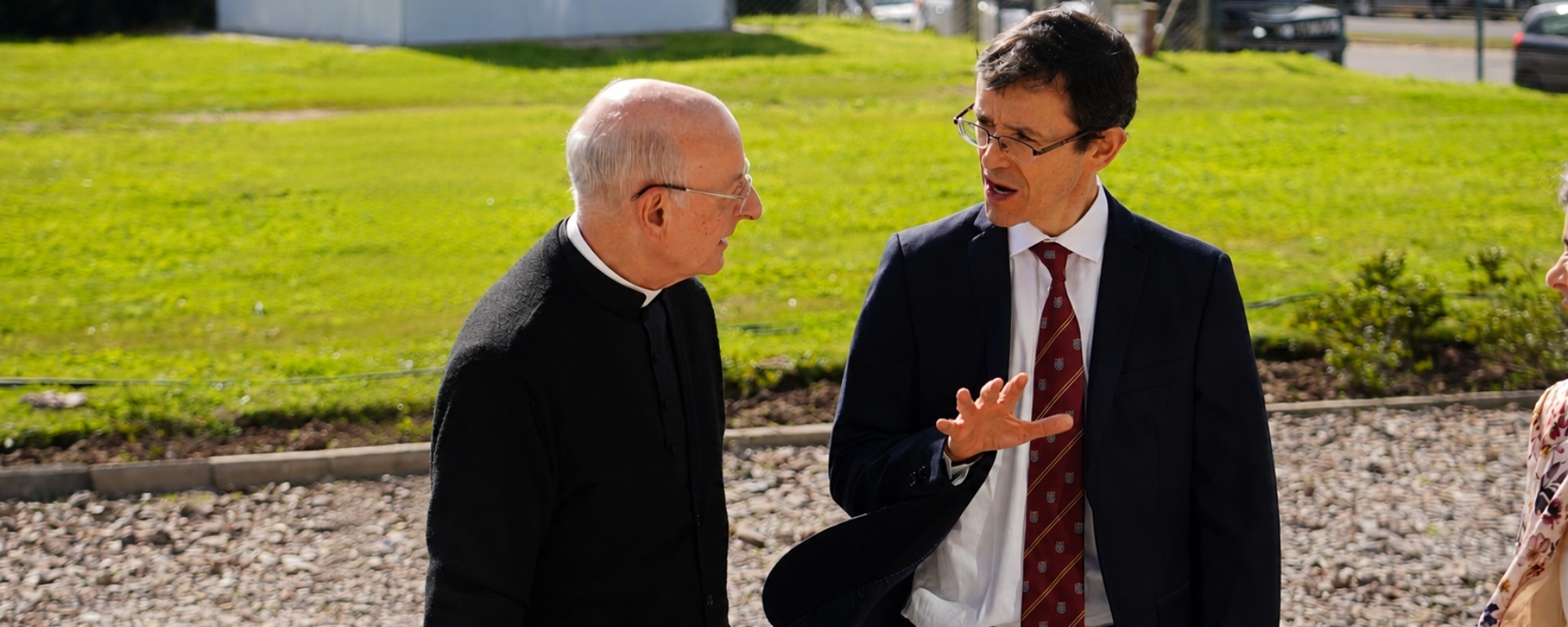 Monseñor Fernando Ocáriz visitó a la Universidad de Montevideo