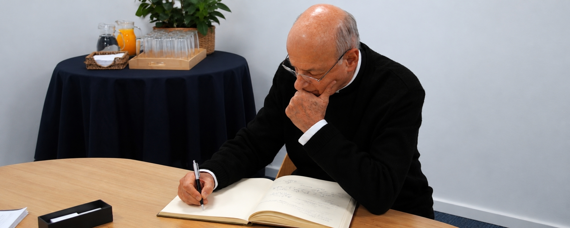 Monseñor Fernando Ocáriz visitó a la Universidad de Montevideo