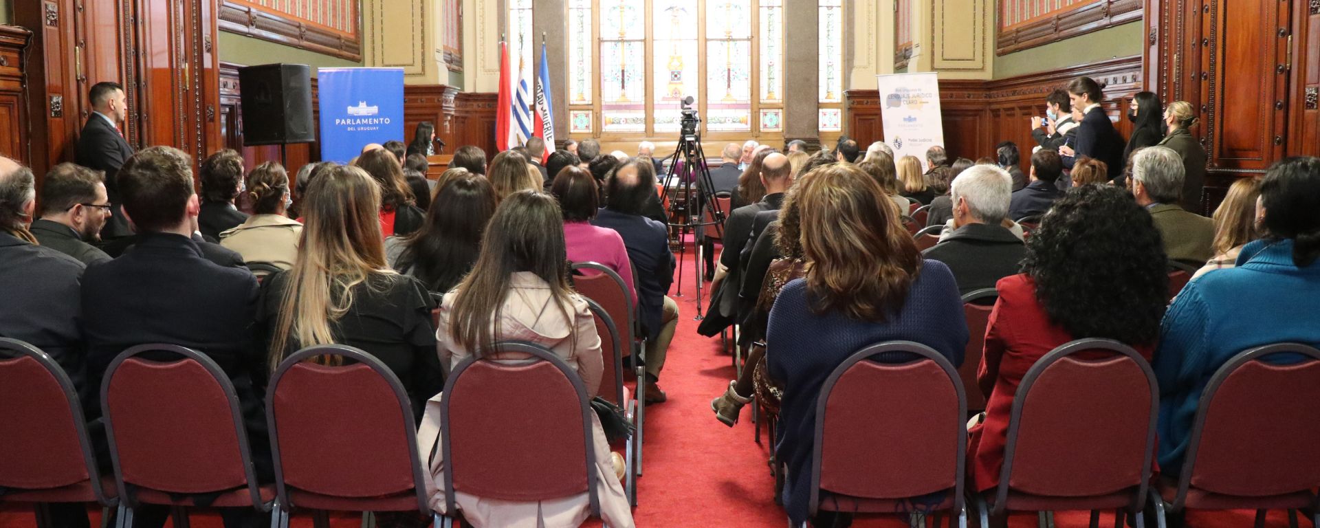 Foto general de la Antesala de Cámara de Senadores, sala llena