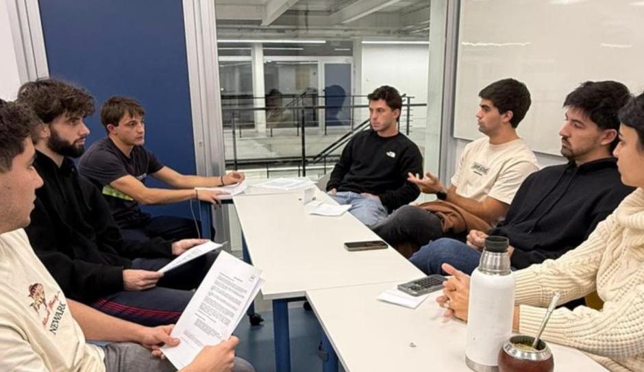 Pensar como negociadores: Estudiantes de la FCEE participan del Taller de Negociación Internacional