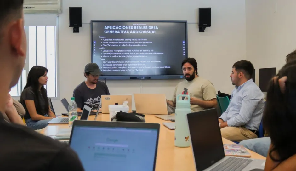 La Inteligencia Artificial y el cine: estudiantes de comunicación participaron de un Workshop de IA