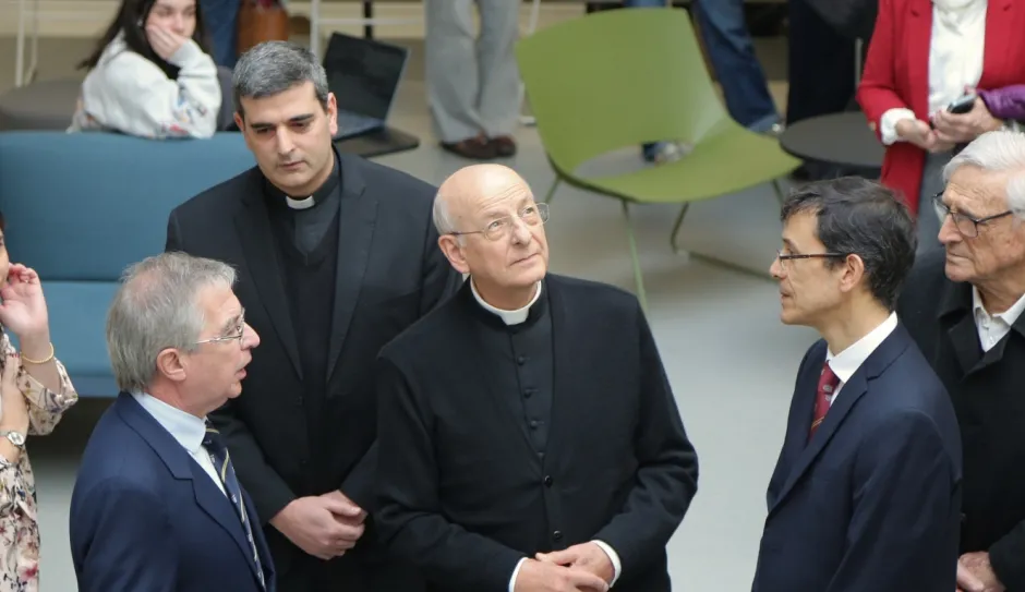 Monseñor Fernando Ocáriz visitó a la Universidad de Montevideo