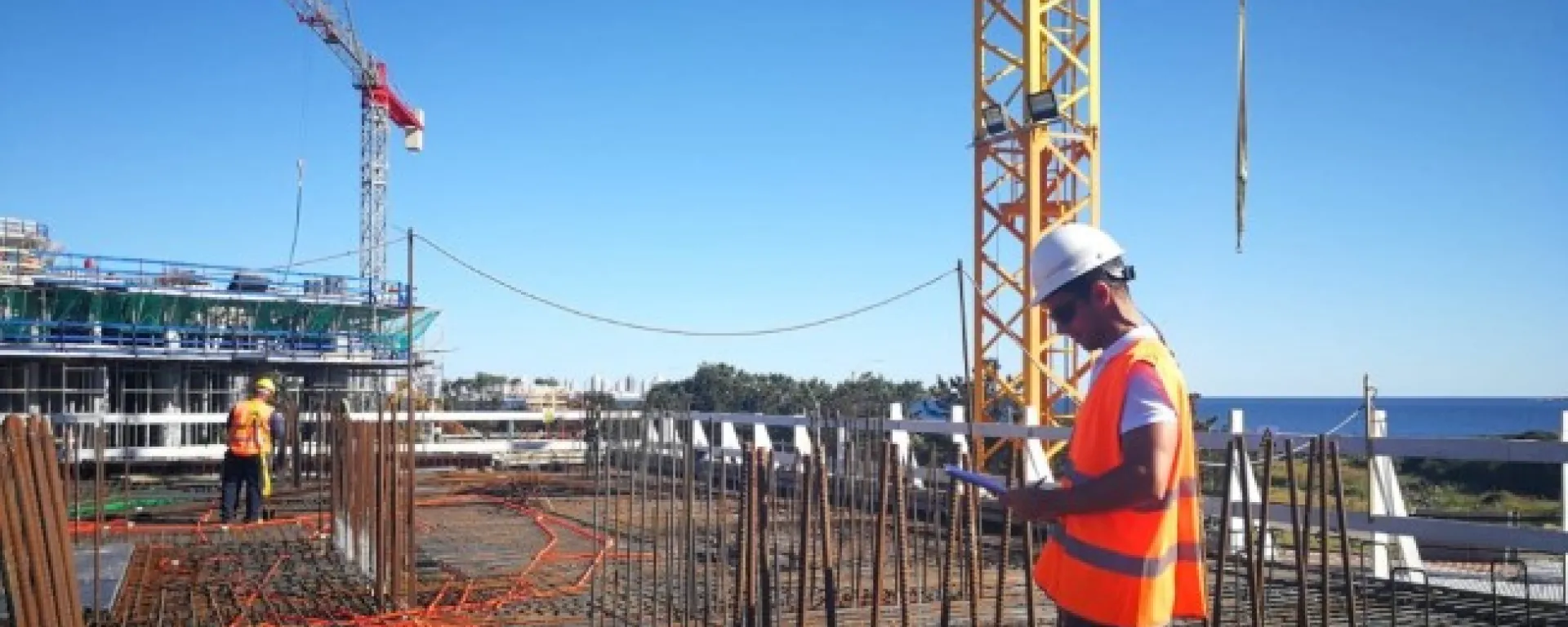 Profesionales comprometidos con la sociedad y el medio ambiente Profesionales comprometidos con la sociedad y el medio ambiente