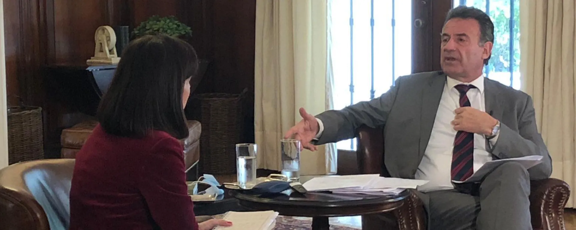 Dr. Daniel Salinas expuso sobre la gestión de la crisis en Uruguay_portada Foto: Dr. Daniel Salinas y Mag. Patricia Schroeder