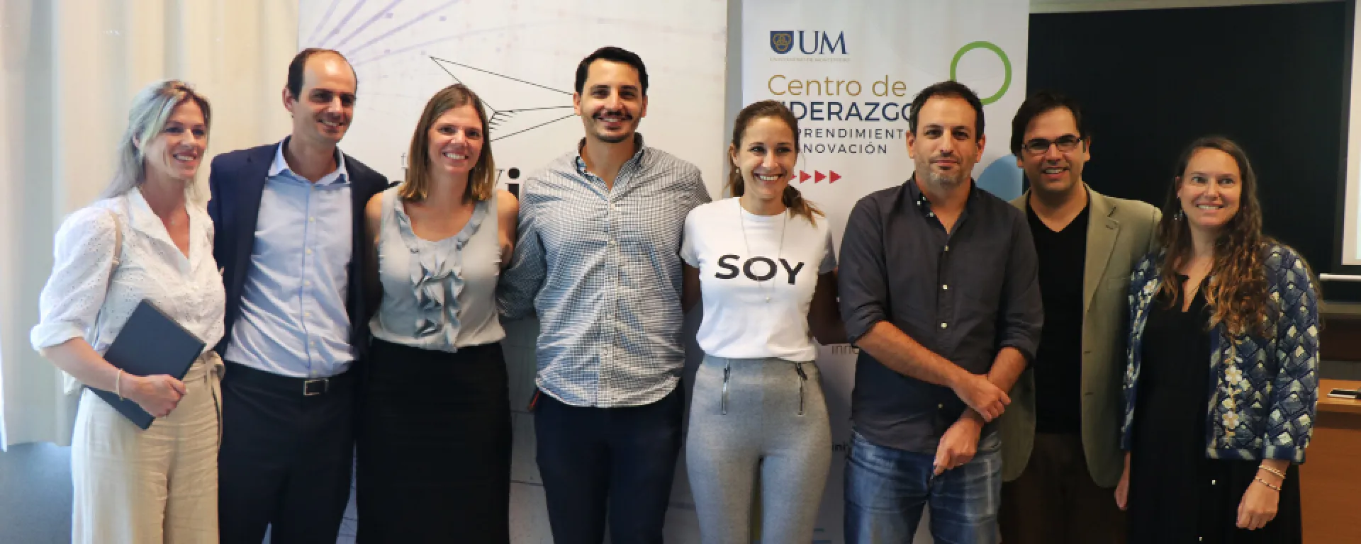 Dos representantes de Initium junto a los expositores y la primera dama Expositores del panel junto a responsables de Initium y la primera dama