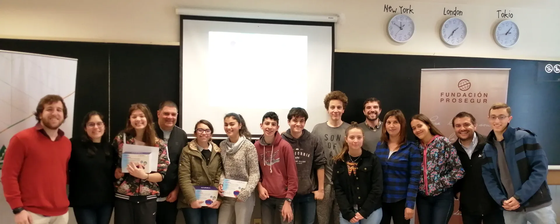 Jóvenes durante el taller de Design Thinking en la UM Jóvenes durante el taller de Design Thinking en un salón de clases de la Universidad de Montevideo