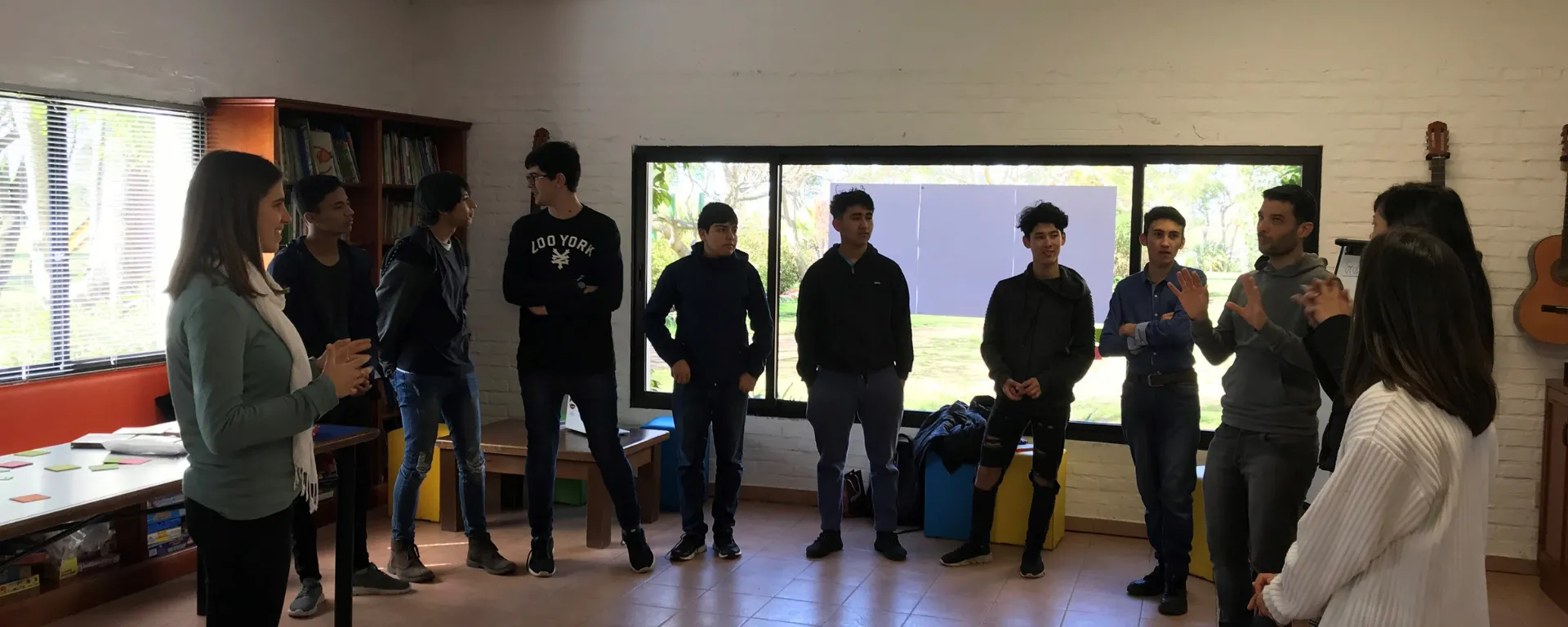 Alumnas de la UM dirigen taller para estudiantes en Los Pinos. Alumnas de la UM dirigen taller para estudiantes en un salón de Los Pinos.