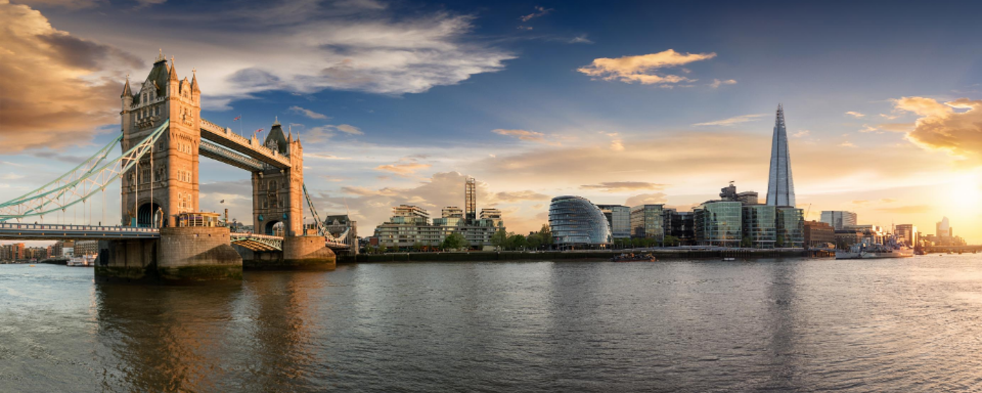 Alejandro Rey viajó a Londres para cursar un MBA. El puente de Londres y vista parcial de la ciudad.