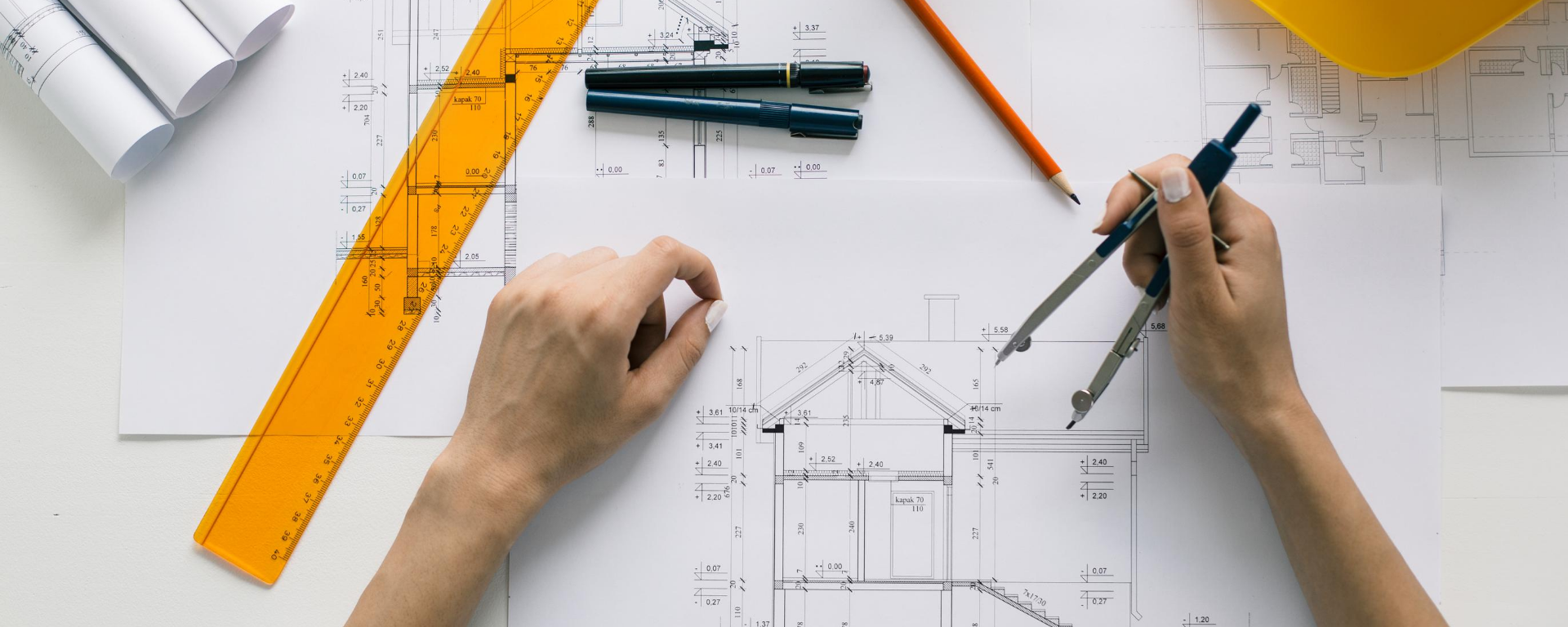 Brenda Libran ganó una beca de ANII-UNESCO para realizar una Maestría de Ingeniería Ambiental en Holanda. Una mujer sostiene un compás sobre el plano de una construcción.