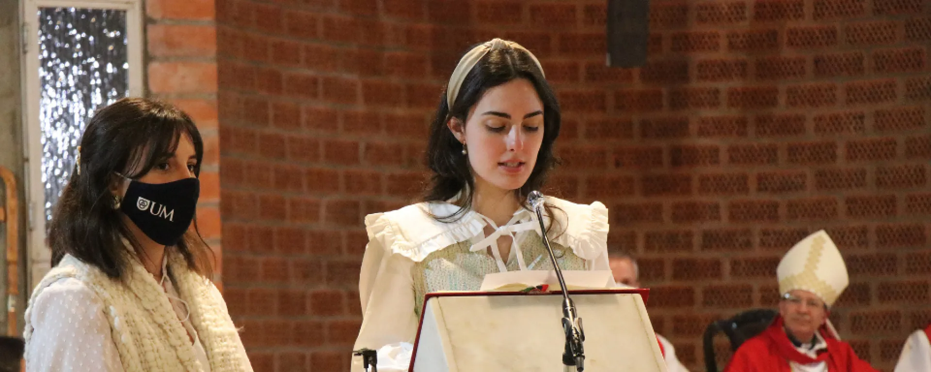 Adélida durante el agradecimiento final, a su izquierda, Florence. Una de las alumnas de la UM dando las gracias.