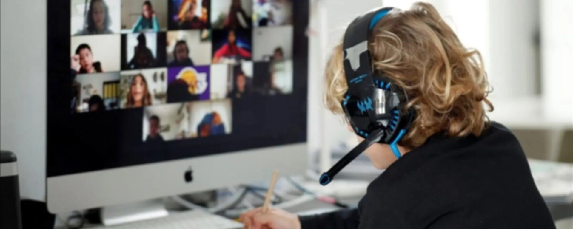 Portada Docentes equipados para la realidad online: docente dando clases remotas 