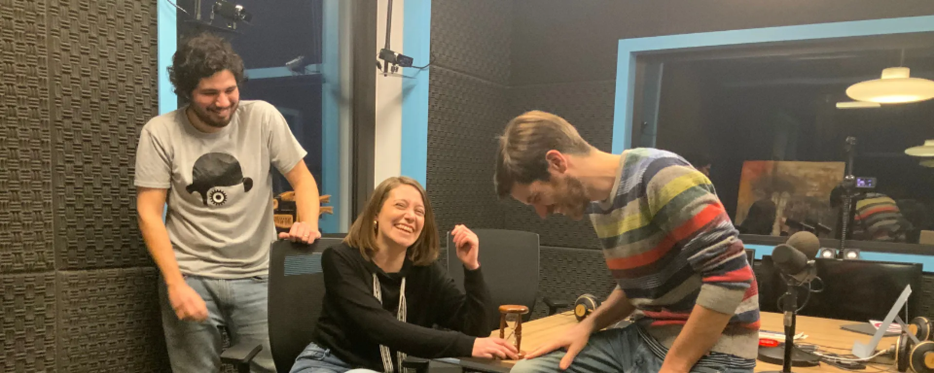 Gastón González, Florencia Romay y Diego Sardi. Los tres graduados de la UM ríen dentro de un estudio de radio.
