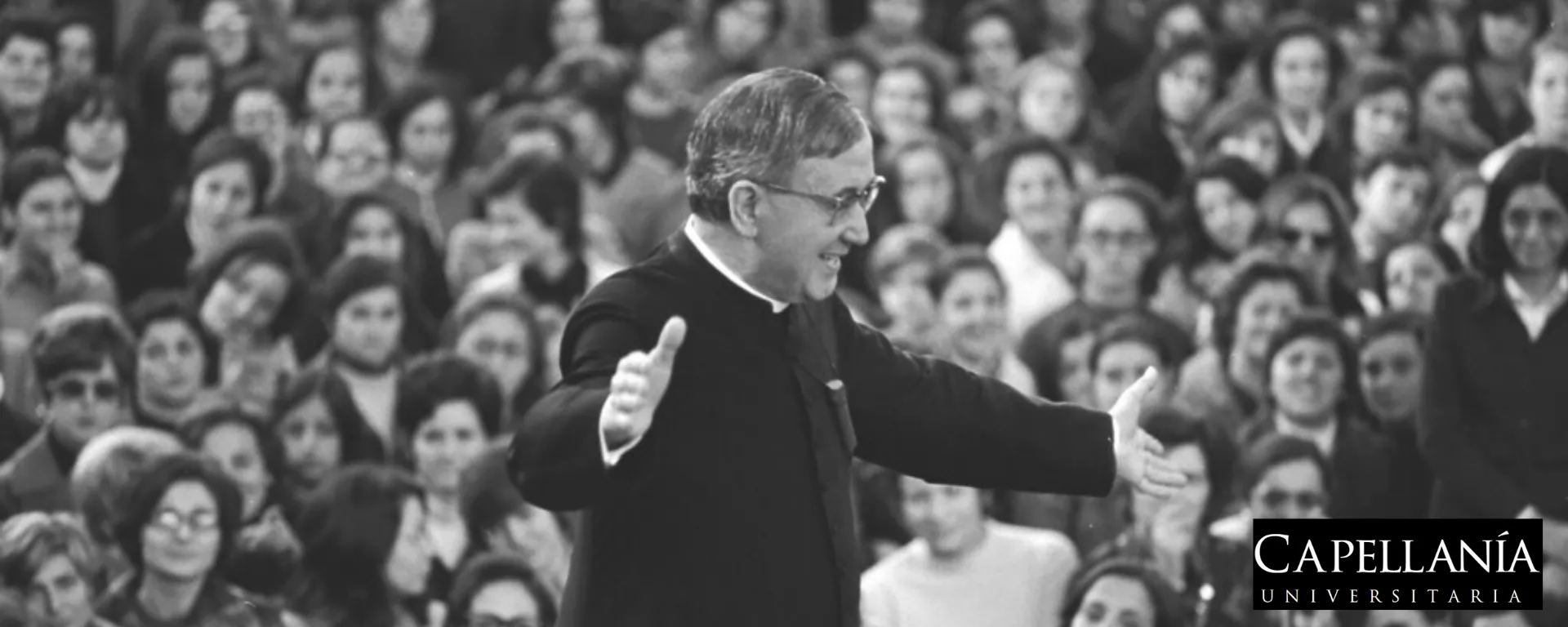 92 años de la Obra, foto de san Josemaría Escrivá de Balaguer 92 años de la Obra, foto de san Josemaría Escrivá de Balaguer entre la multitud