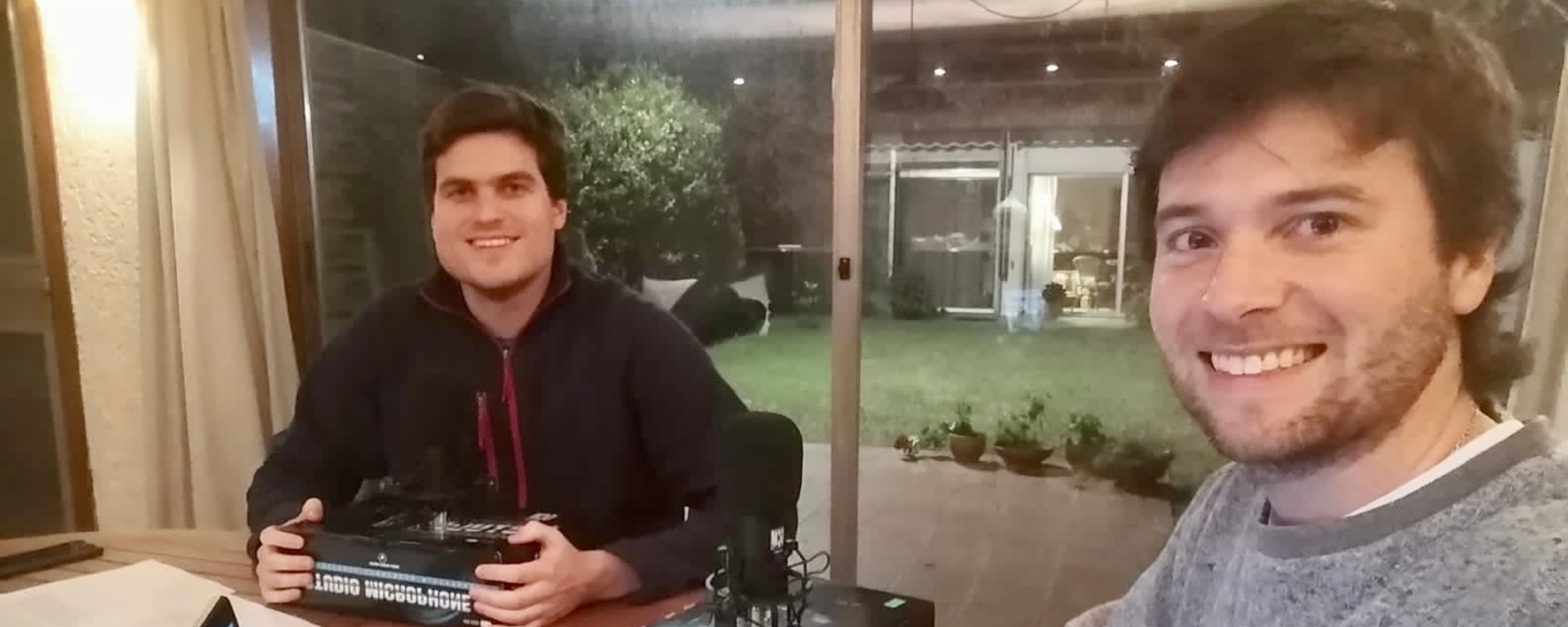 Agustín Bergengruen y Gabriel Genta graban los programas después de terminar la jornada laboral. Los graduados de la UM con sus micrófonos.