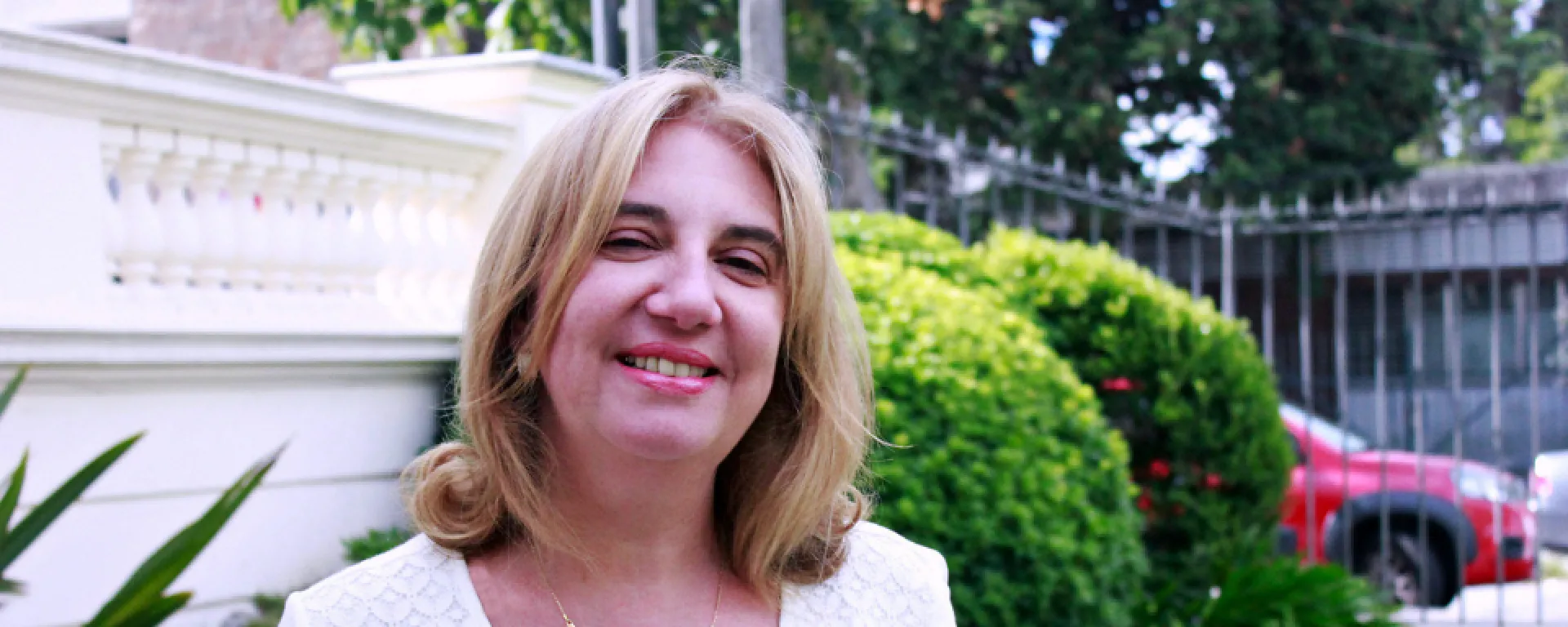 La Dra. Lidia Barboza dirige la “Especialización en Liderazgo, Gestión e Innovación educativa” Dra. Lidia Barboza en el patio interno de la UM.