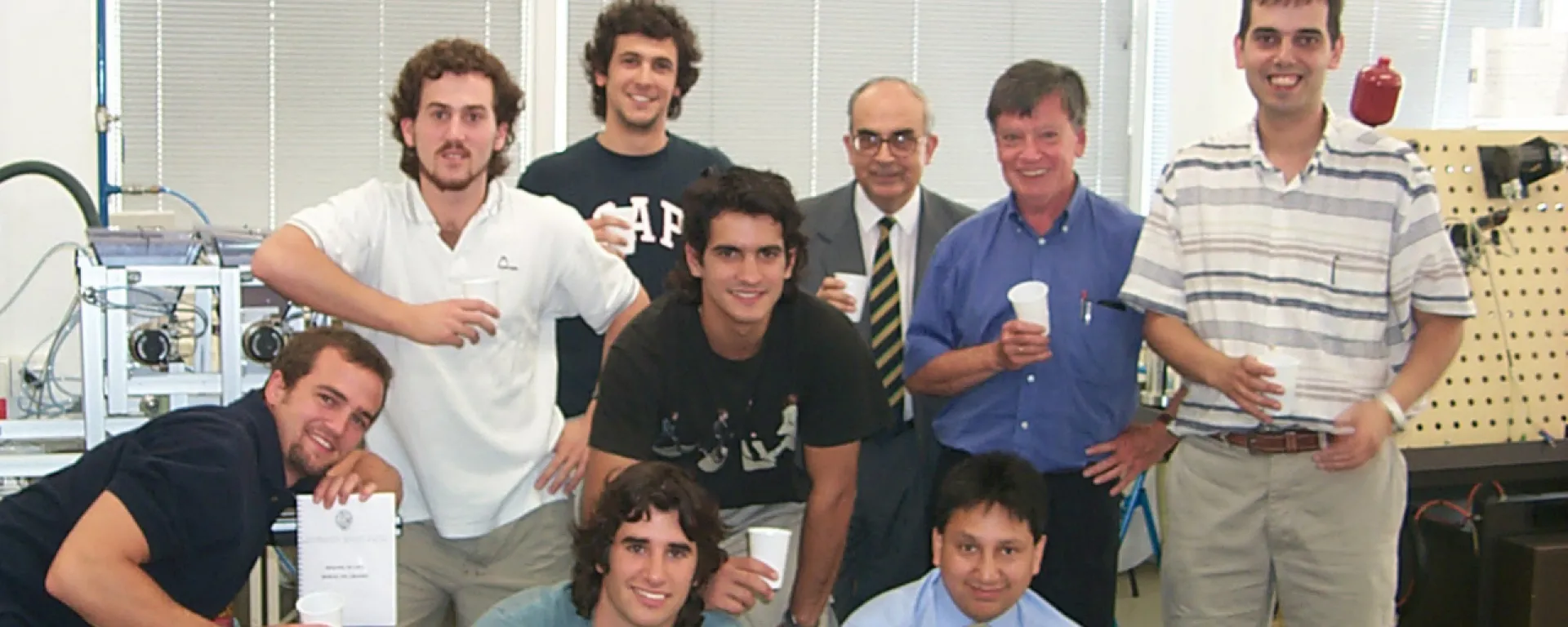 Junto a otros compañeros de la UM en Tecnun. Marcos Rey y otros estudiantes de la UM el día de la presentación de un proyecto.
