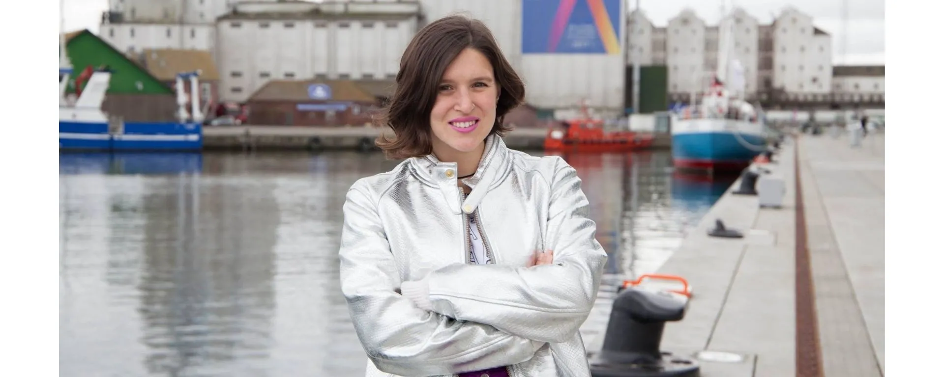 Cecilia Arregui en portada de noticia UM Cecilia Arregui en un puerto internacional, de frente a la cámara