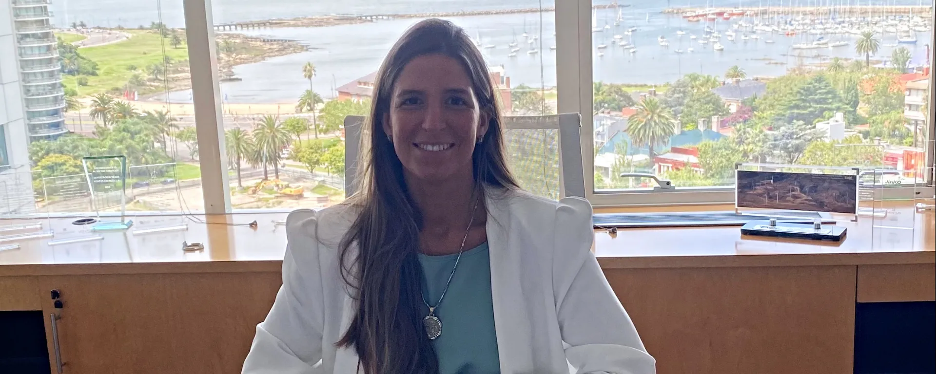 Florencia Tilk Florencia Tilk sentada en su escritorio con un hermoso paisaje de fondo (la vista desde el edificio de trabajo)