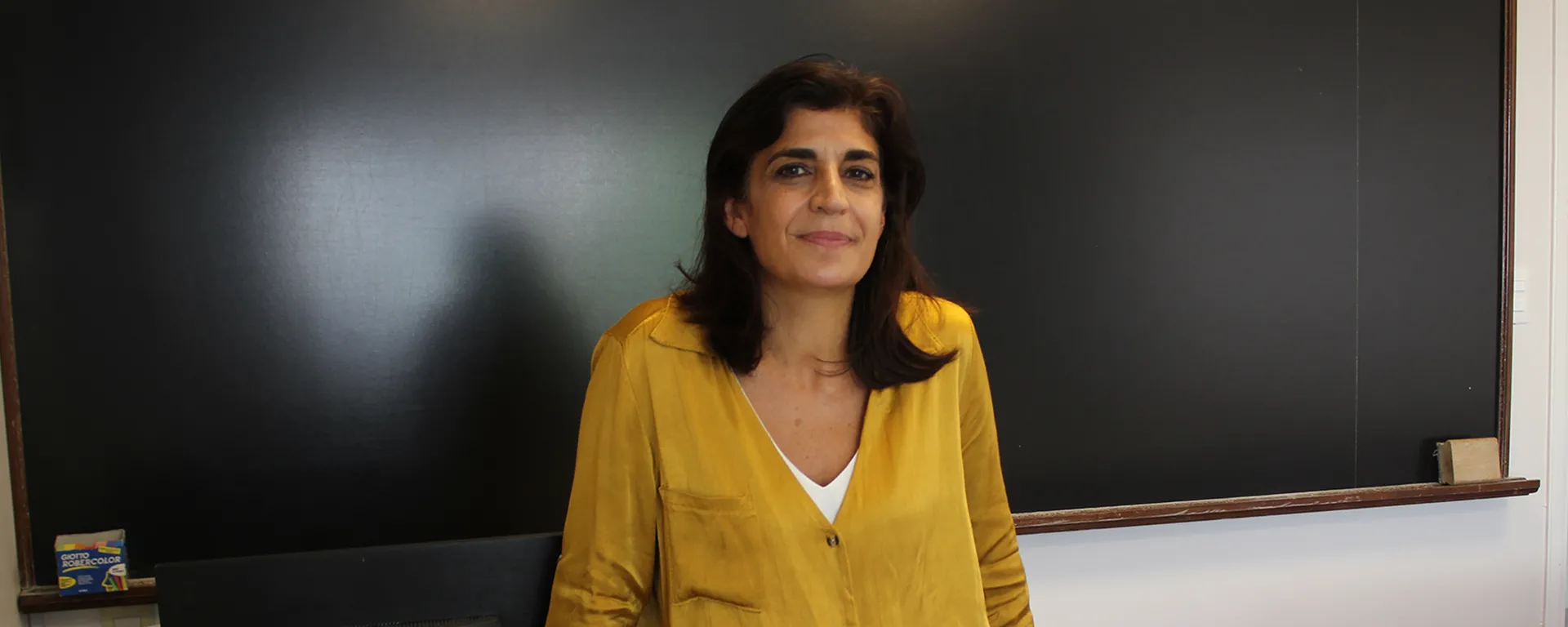 Patricia Schroeder dirige la gestión de Comunicación del Ministerio de Salud Pública. Patricia Schroeder en un salón de la Universidad de Montevideo, con un pizarrón detrás.