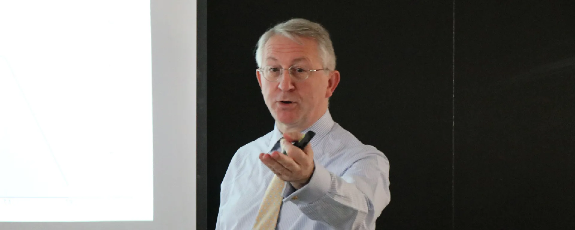 Yago de la Cierva durante una clase del MDC en 2019. El profesor Yago de la Cierva durante una clase, con el pizarrón detrás.