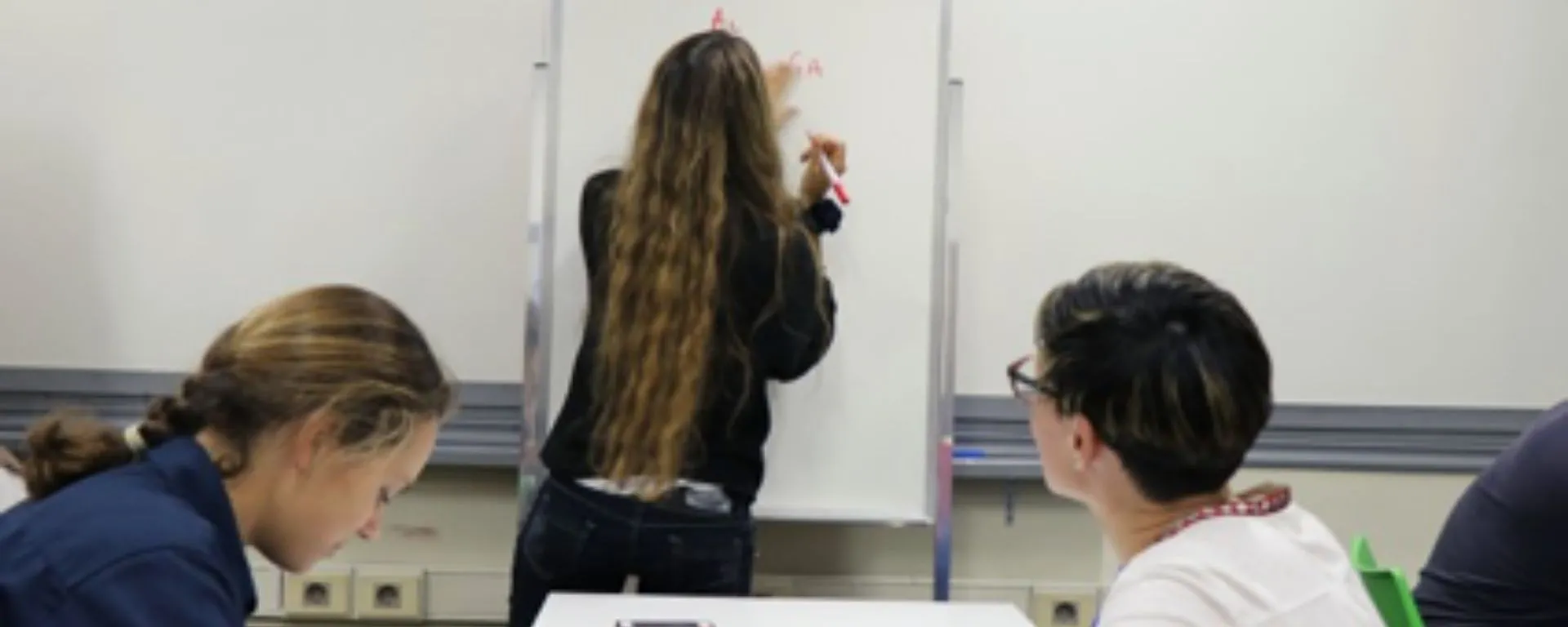 Tres chicos trabajando en un salón Tres chicos trabajando en un salón