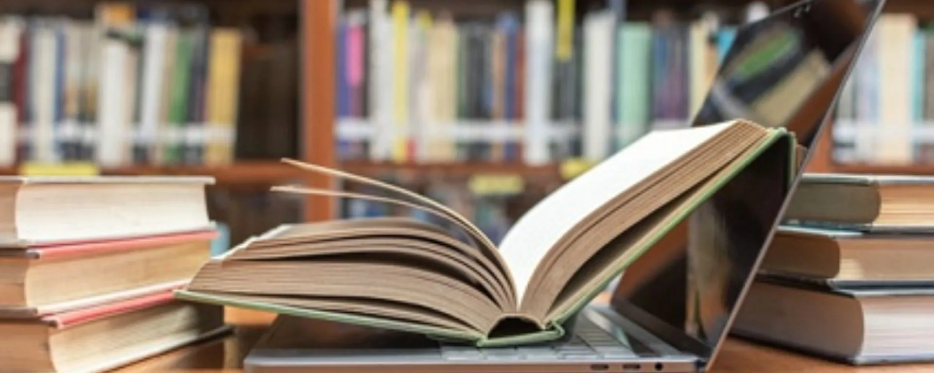 Muchos libros y una laptop Muchos libros y una laptop