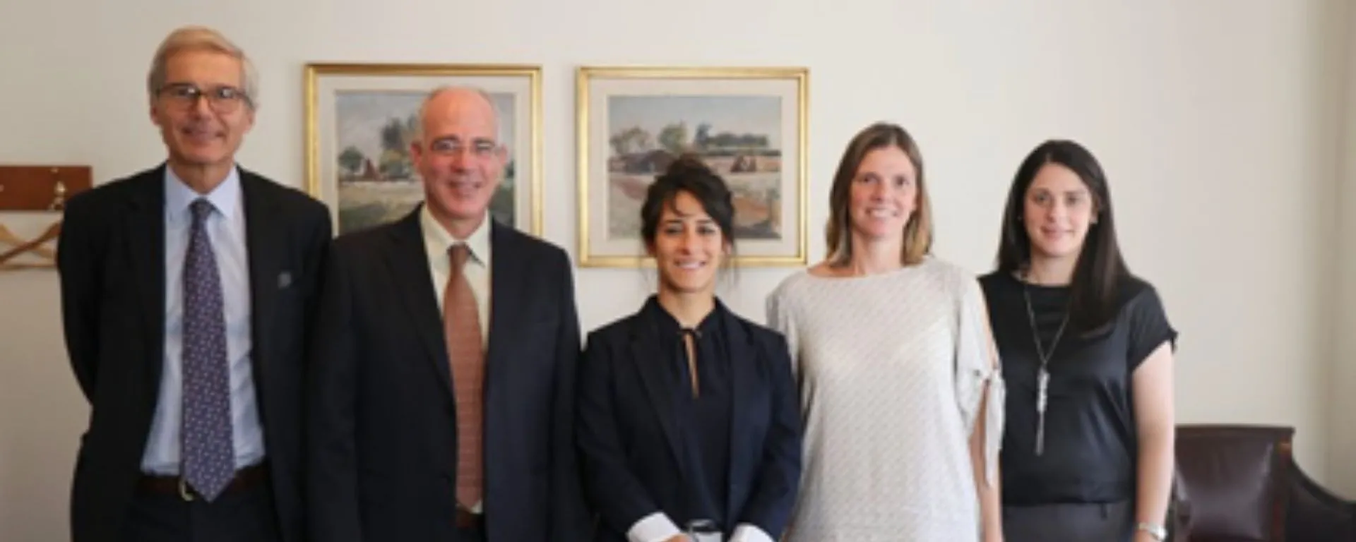 De izquierda a derecha: el rector de la UM, Dr. Juan Manuel Gutiérrez Carrau; el embajador de Israel, Sr. Yoed Magen; la primera secretaria y cónsul, Sra. Sapir Efron; la directora de Initium, Lic. Josefina Maisonnave y la representante de Relaciones Internacionales de la UM, Ing. Elizabeth Scherschener De izquierda a derecha: el rector de la UM, Dr. Juan Manuel Gutiérrez Carrau; el embajador de Israel, Sr. Yoed Magen; la primera secretaria y cónsul, Sra. Sapir Efron; la directora de Initium, Lic. Josefina Maisonnave y la representante de Relaciones Internacionales de la UM, Ing. Elizabeth Scherschener