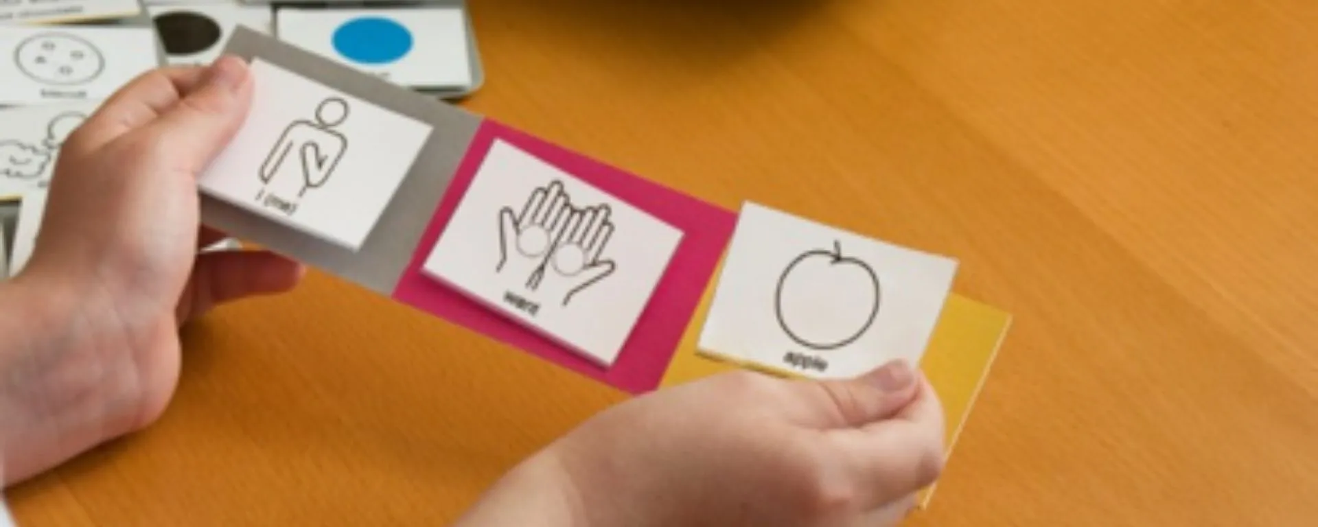 Manos de niño con un juego de imágenes Manos de niño con un juego de imágenes