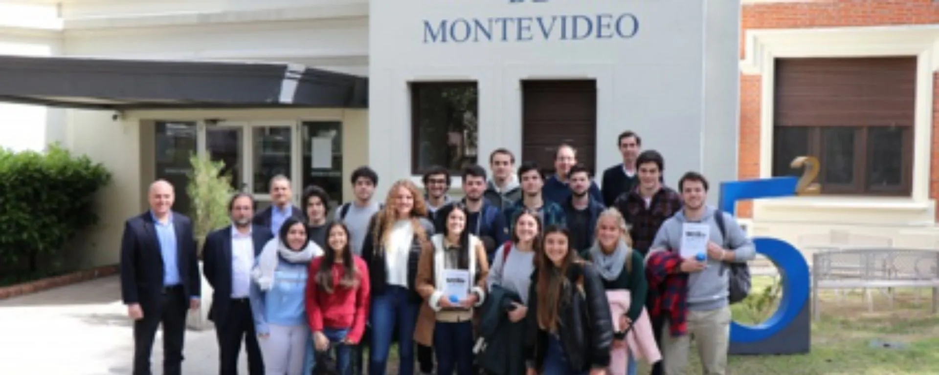 Grupo de alumnos afuera de la UM Grupo de alumnos afuera de la UM